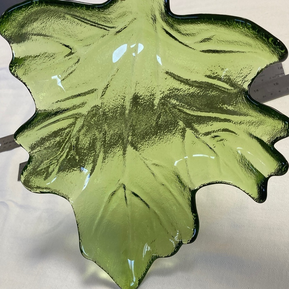 Green Leaf-Shaped Clear Glass Dish - Picture 6 of 6